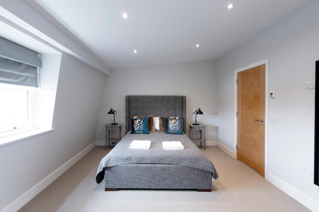 Immaculate Central Windsor Town House With Parking 외부 사진