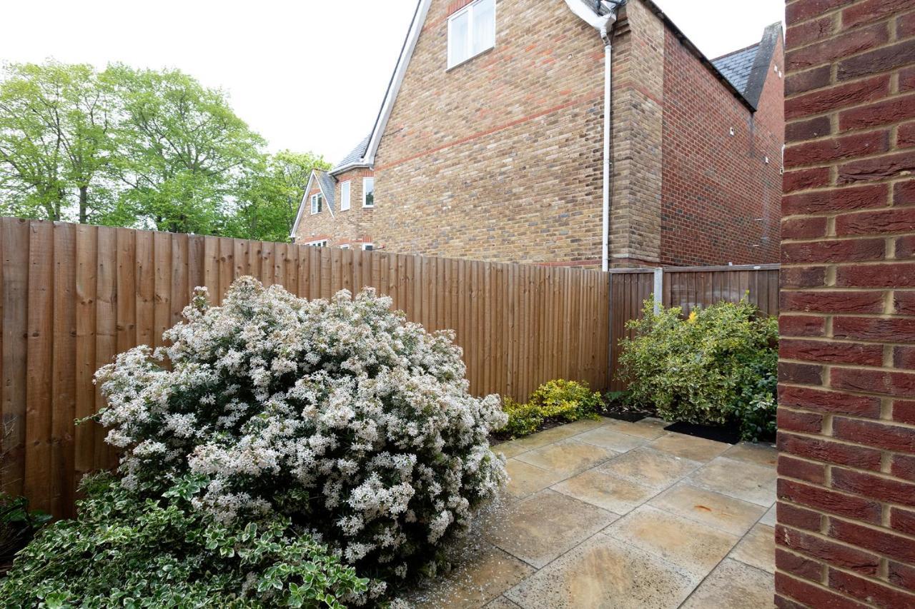 Immaculate Central Windsor Town House With Parking 외부 사진