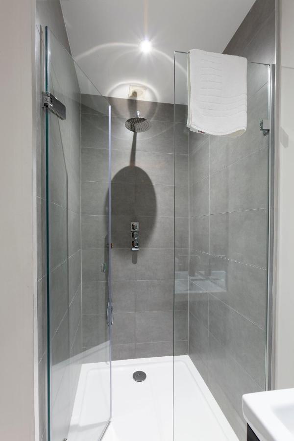 Immaculate Central Windsor Town House With Parking 외부 사진