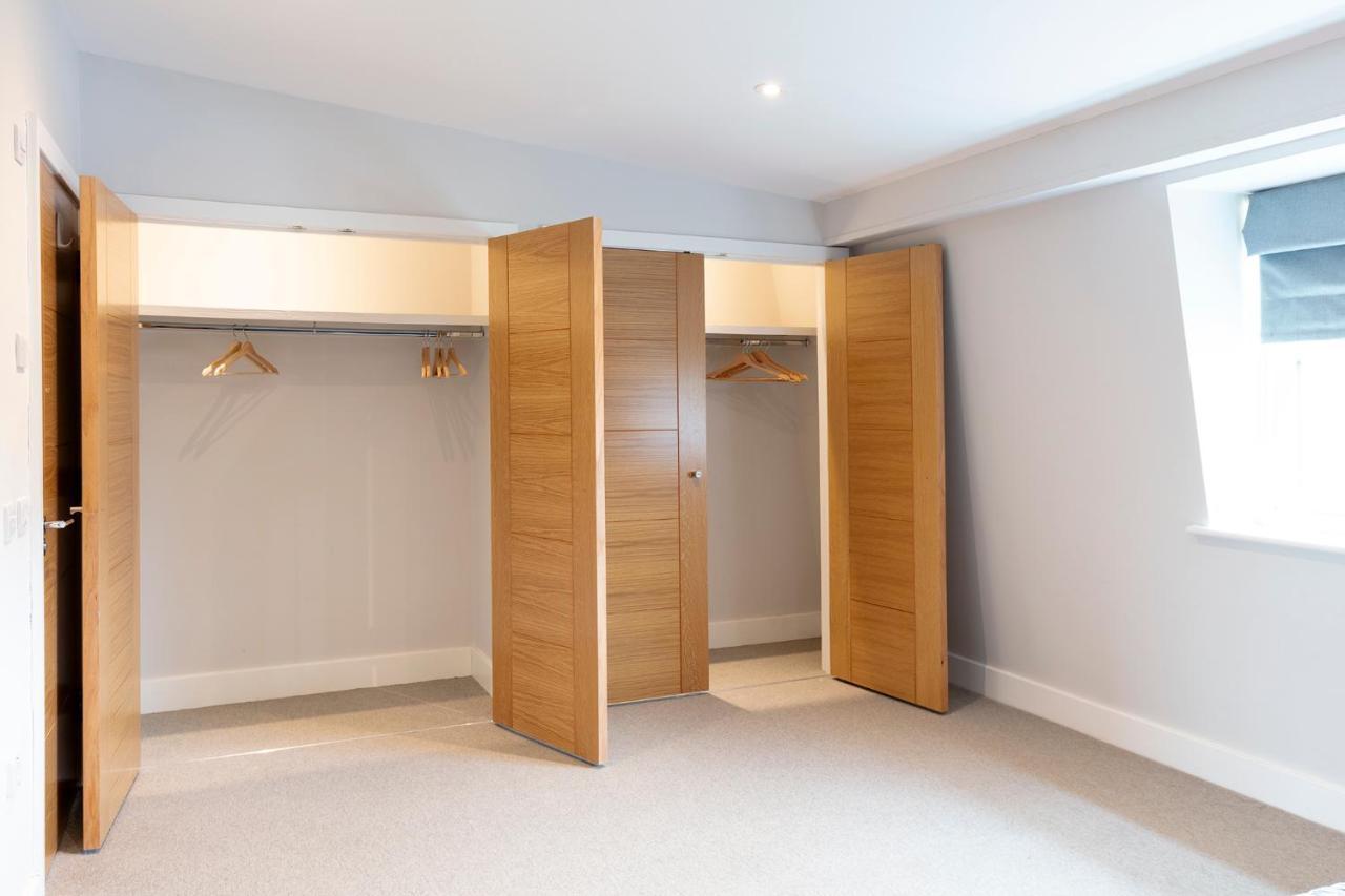 Immaculate Central Windsor Town House With Parking 외부 사진
