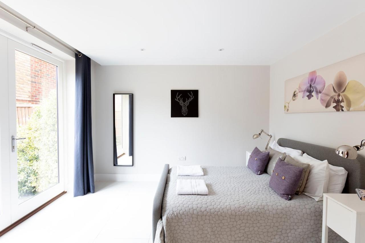 Immaculate Central Windsor Town House With Parking 외부 사진