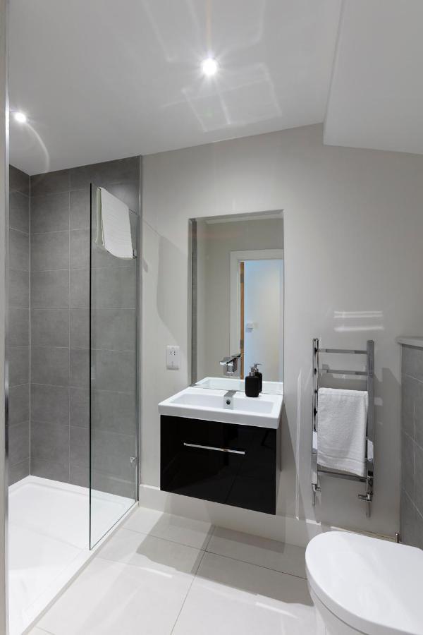 Immaculate Central Windsor Town House With Parking 외부 사진