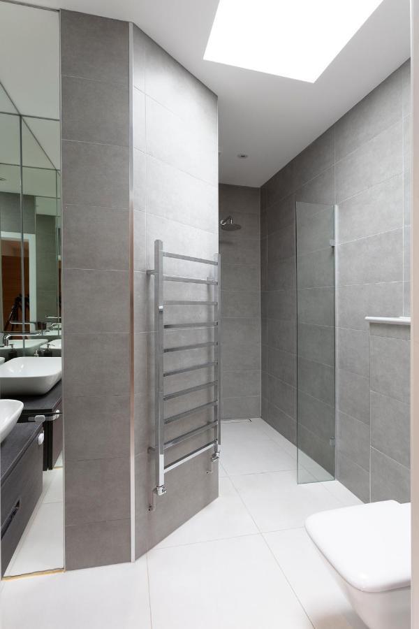 Immaculate Central Windsor Town House With Parking 외부 사진