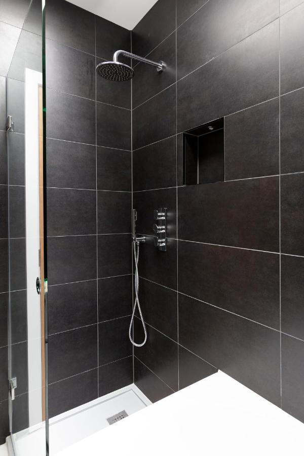 Immaculate Central Windsor Town House With Parking 외부 사진