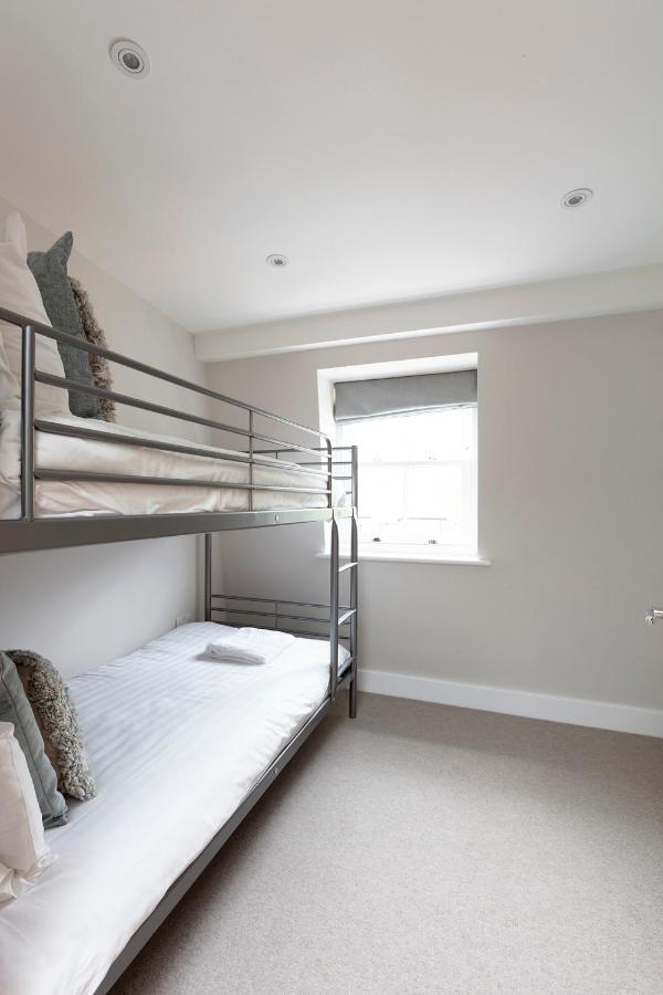 Immaculate Central Windsor Town House With Parking 외부 사진