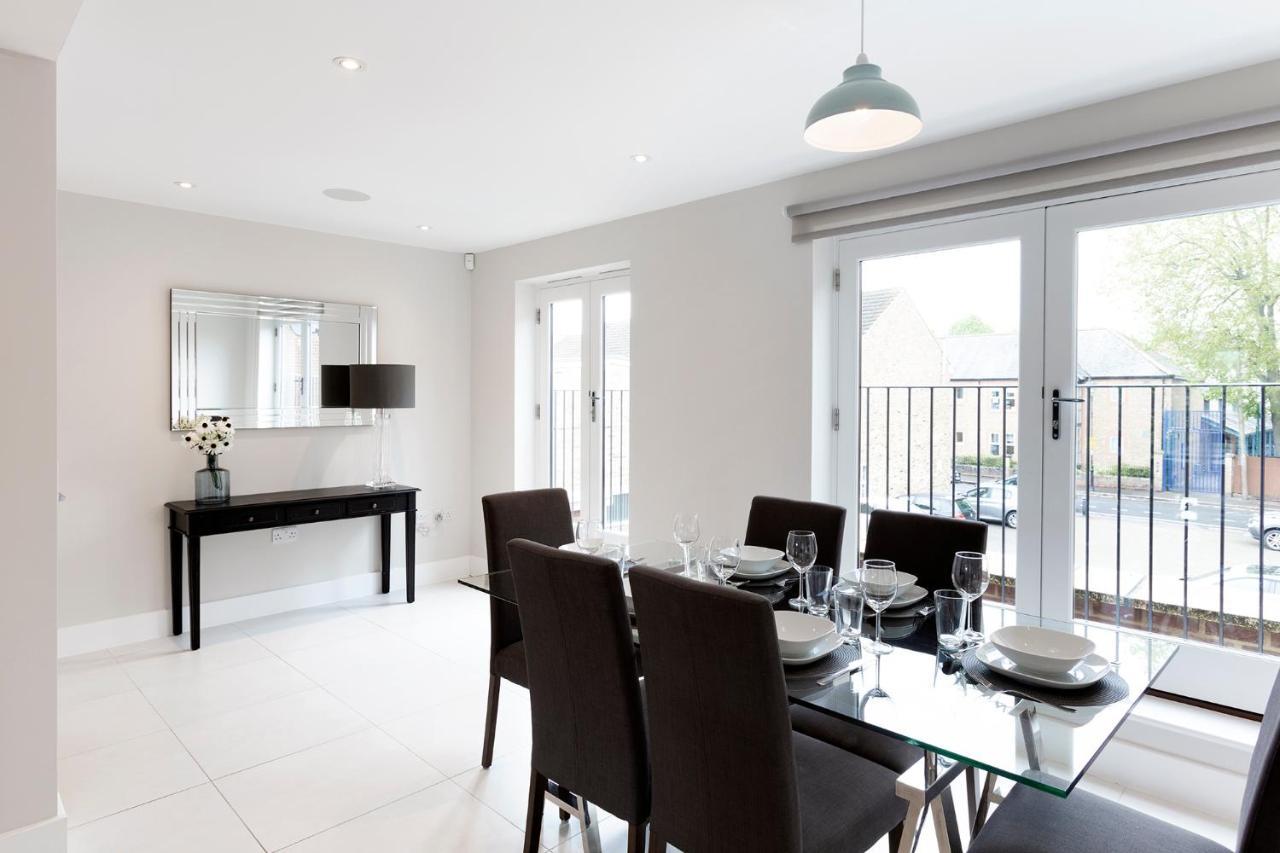 Immaculate Central Windsor Town House With Parking 외부 사진