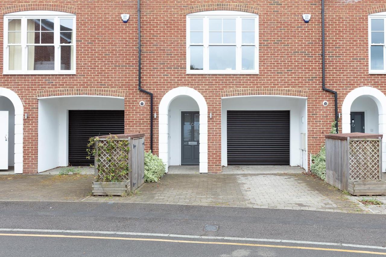 Immaculate Central Windsor Town House With Parking 외부 사진