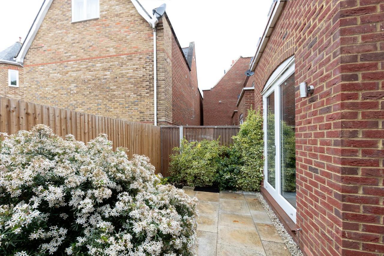 Immaculate Central Windsor Town House With Parking 외부 사진