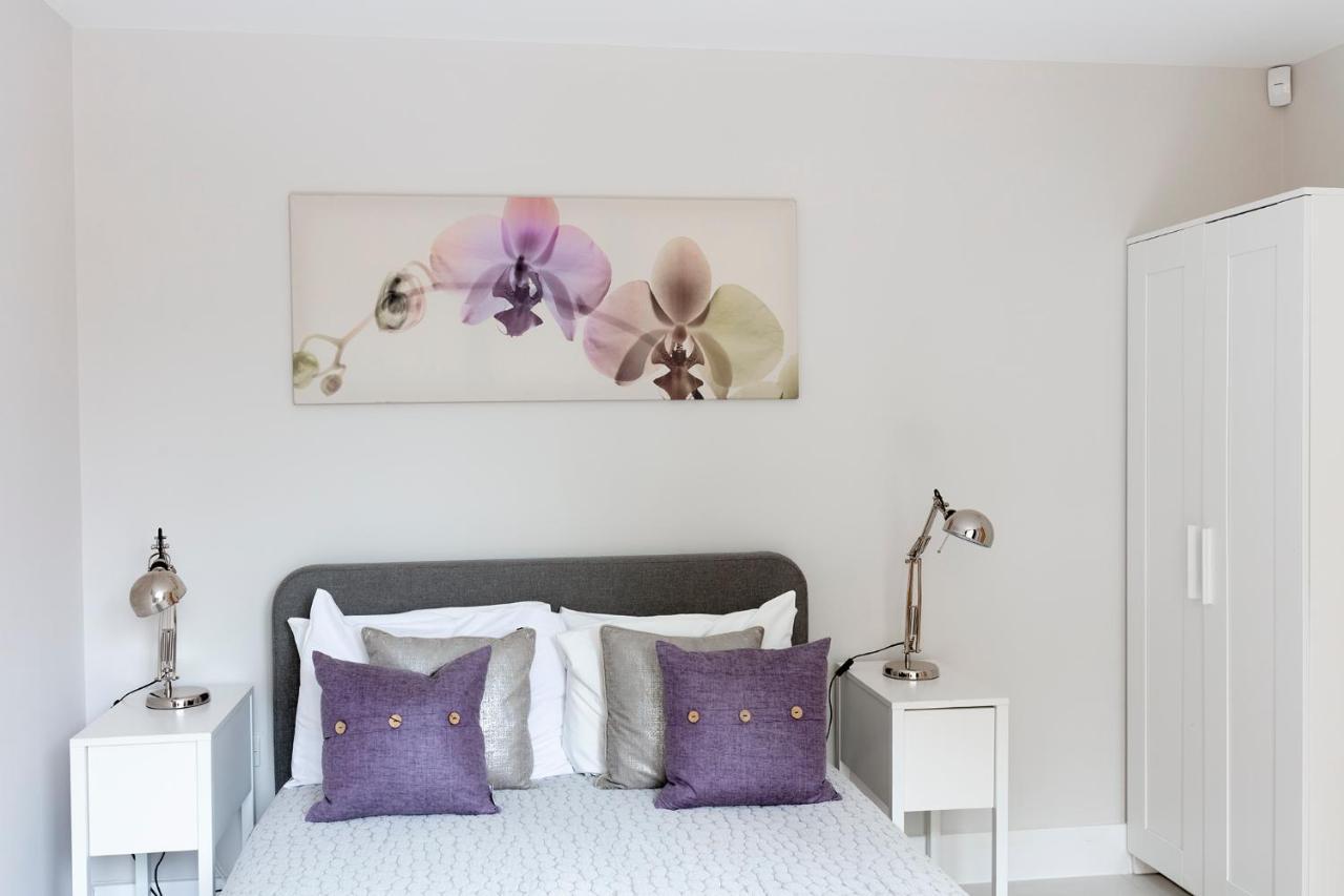 Immaculate Central Windsor Town House With Parking 외부 사진