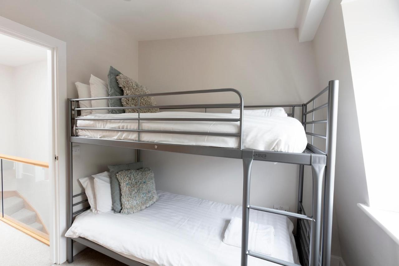 Immaculate Central Windsor Town House With Parking 외부 사진