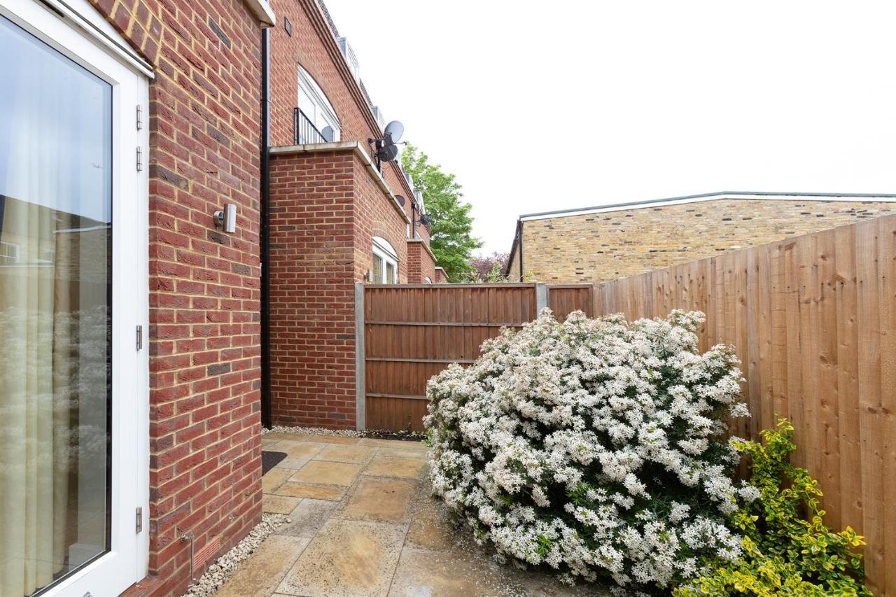 Immaculate Central Windsor Town House With Parking 외부 사진
