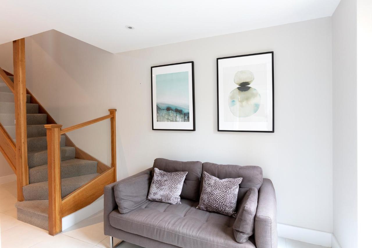 Immaculate Central Windsor Town House With Parking 외부 사진
