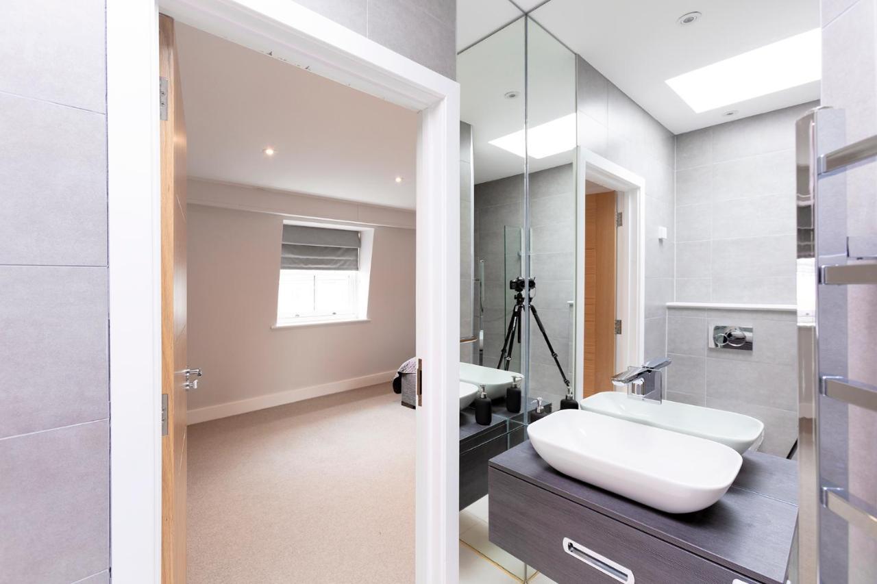Immaculate Central Windsor Town House With Parking 외부 사진