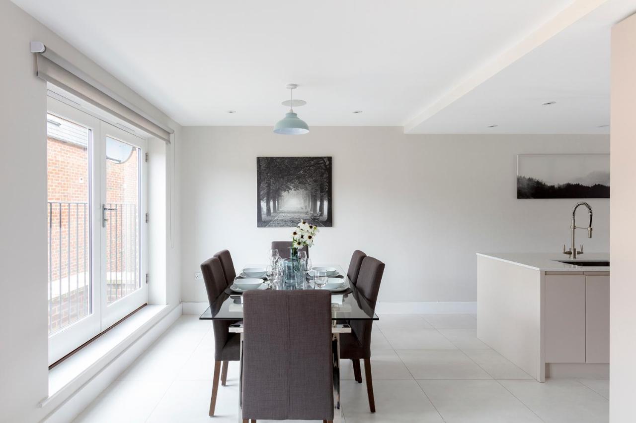 Immaculate Central Windsor Town House With Parking 외부 사진