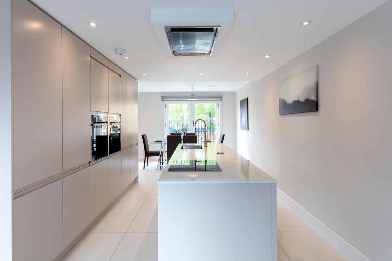 Immaculate Central Windsor Town House With Parking 외부 사진