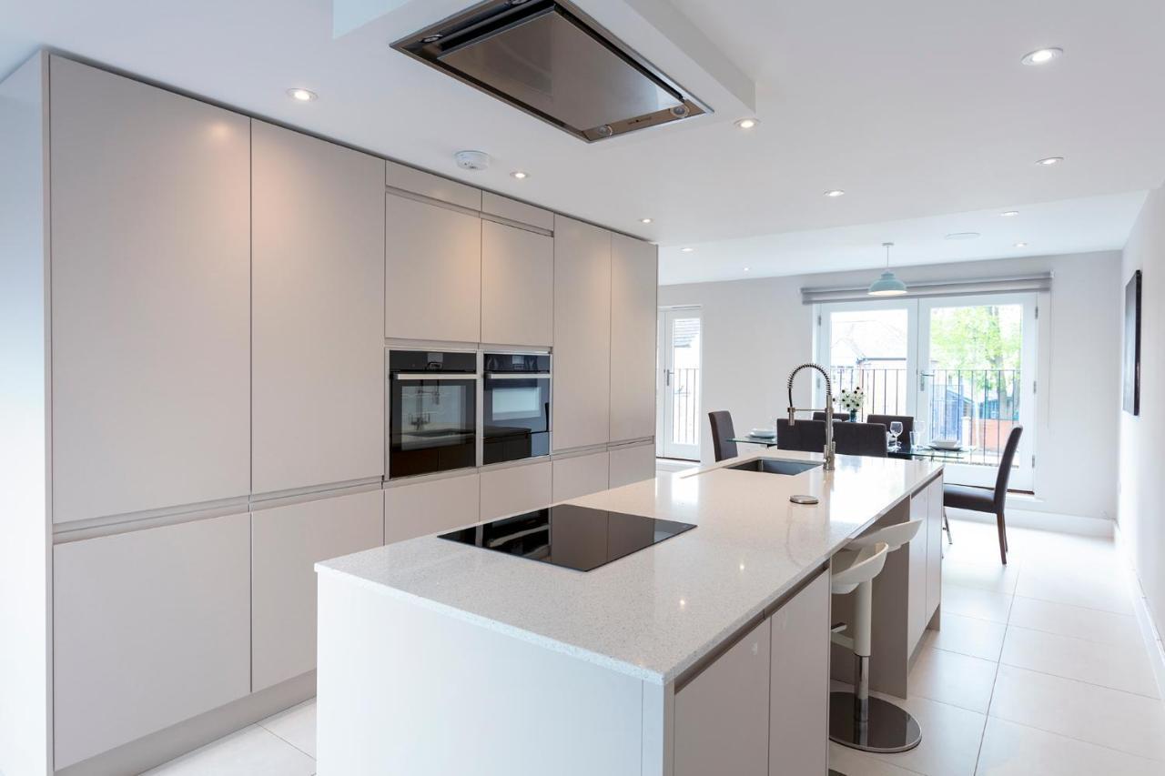 Immaculate Central Windsor Town House With Parking 외부 사진