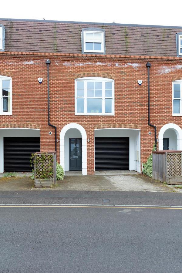 Immaculate Central Windsor Town House With Parking 외부 사진
